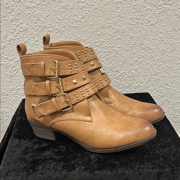 Shoe Dazzle Shoes - Shoe DazzleStudded Tan Ankle Boots 8.5